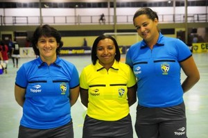 Nas quadras, Mônia Almeida(à direita) tem que enfrentar o preconceito que ainda predomina no futebol e futsal (Foto: Divulgação/Arquivo Pessoal)