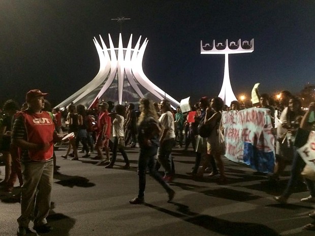 Grupo protesta a PEC 241 em frente à Catedral de Brasília; grupo fechou o Eixo Monumental no início da noite desta segunda-feira (24) (Foto: Mateus Vidigal/G1) Grupo protesta a PEC 241 em frente à Catedral de Brasília; grupo fechou o Eixo Monumental no início da noite desta segunda-feira (24) (Foto: Mateus Vidigal/G1)