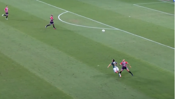 Lateral do Palmeiras tem concorrente inusitado como 