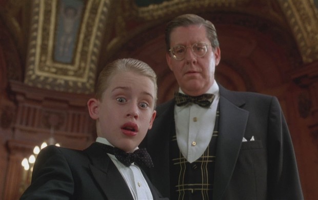 Macaulay Culkin e Edward Herrmann em cena de &#39;Riquinho&#39; (1994) (Foto: Divulgação)