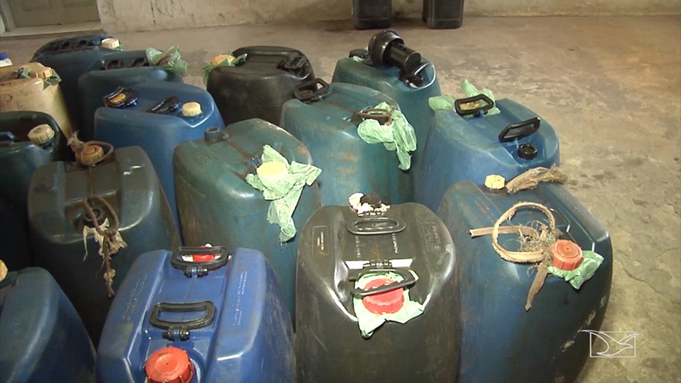 Polícia Civil apreendeu 20 galões com óleo disel que são retiradas das locomotivas. (Foto: Reprodução/TV Mirante)