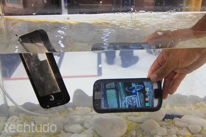 Capinhas da OtterBox prometem oferecer máxima proteção para o smartphone (Foto: Anna Kellen Bull/TechTudo) Capinhas da OtterBox prometem oferecer máxima proteção para o smartphone (Foto: Anna Kellen Bull/TechTudo)