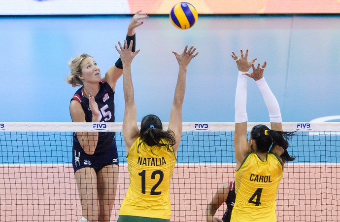 Natália e Carol tentam bloquear ataque dos EUA (Foto: Divulgação / FIVB)