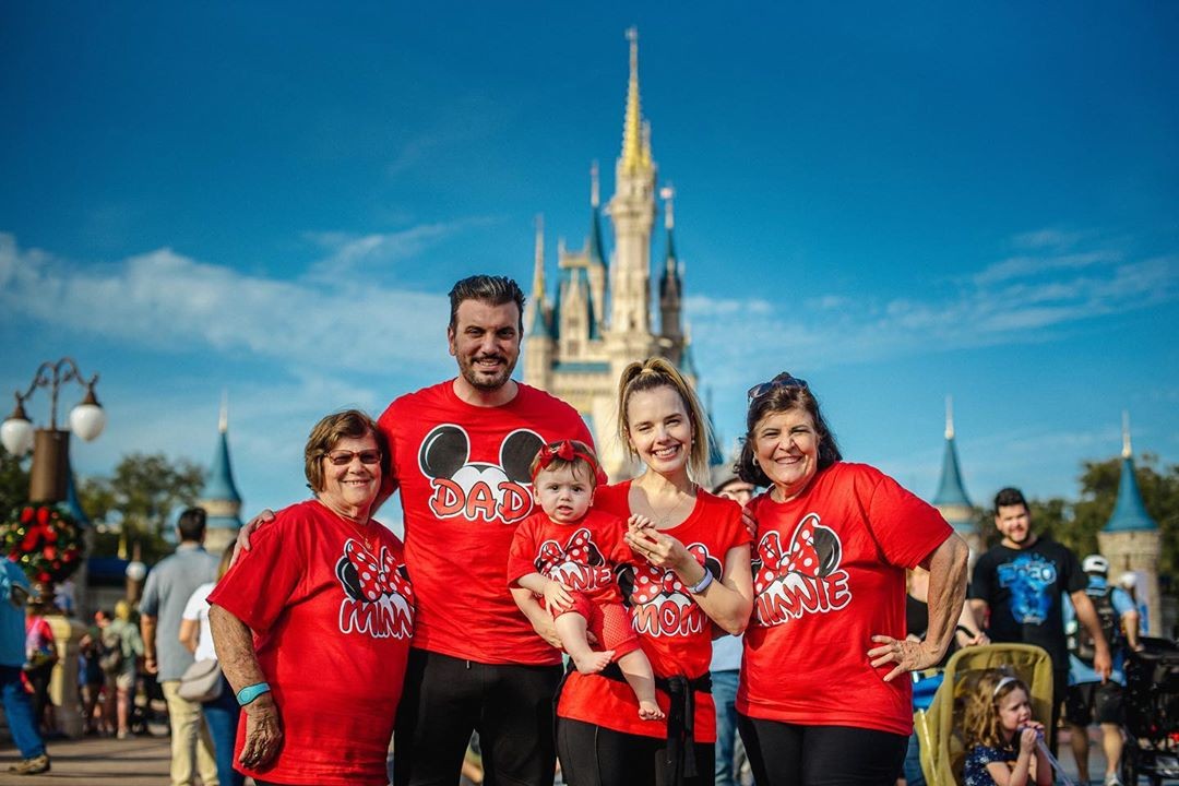 Thaeme Mariôto com a família reunida (Foto: Reprodução/Instagram) Thaeme Mariôto com a família reunida (Foto: Reprodução/Instagram)