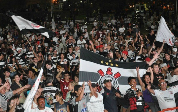 Torcedores do Corinthians reunidos para assistir final da Libertadores em Campo Grande MS (Foto: Hélder Rafael/GLOBOESPORTE.COM MS)