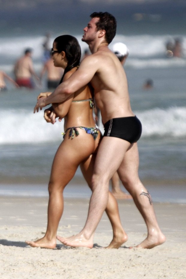 Pérola Faria na praia da Barra da Tijuca, RJ (Foto: Marcos Ferreira / FotoRioNews)