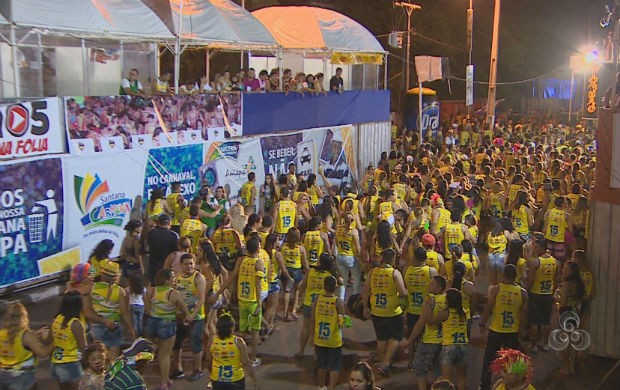 Desfile dos blocos em Santana (Foto: Reprodução/TV Amapá)