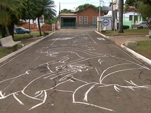 Desenhos tomam as ruas de Taiaçu para a procissão de Corpus Christi  (Foto: Carlos Trinca/EPTV)