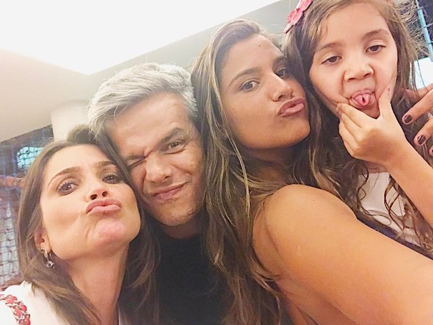 Flávia Alessandra, Otaviano Costa, Giulia Costa e a pequena Olívia em selfie em família (Foto: Reprodução / Instagram)