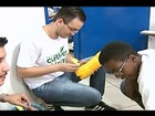Voluntários criam brinquedos com materiais recicláveis em Uberaba