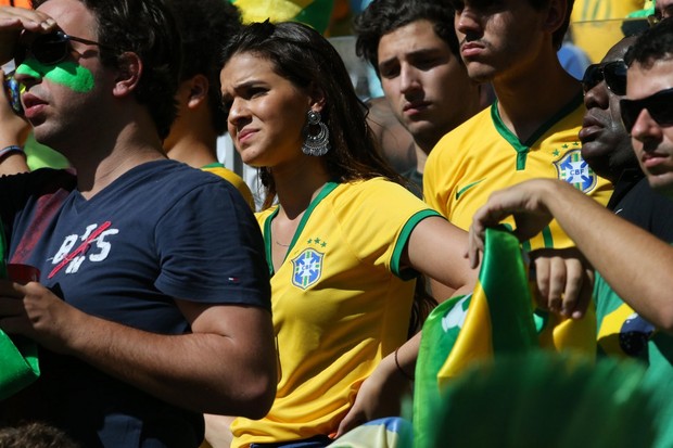 Bruna Marquezine no estádio (Foto: William Volcov / BPP/ AgNews)