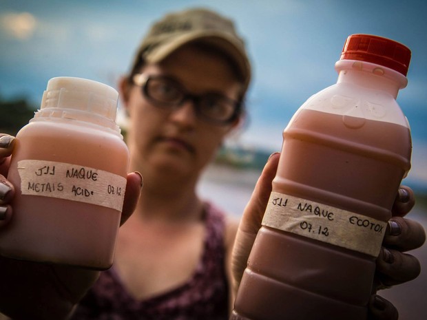 Pesquisadora segura amostras coletadas do Rio Doce na cidade de Naque (MG) (Foto: Todd/Greenpeace)