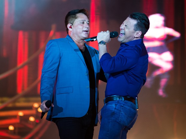 Leonardo e Eduardo Costa se encontram no palco da Arena da Festa do Peão de Barretos 2016 (Foto: Érico Andrade/G1) Leonardo e Eduardo Costa se encontram no palco da Arena da Festa do Peão de Barretos 2016 (Foto: Érico Andrade/G1)