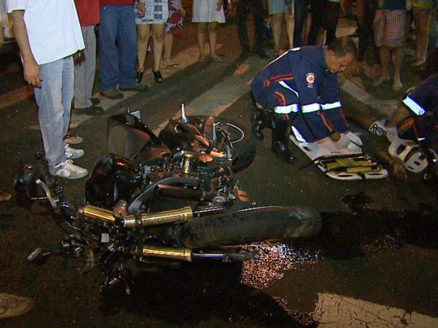 G Carro Bate Em Moto Capota E Tr S Ficam Feridos Em Ribeir O Preto