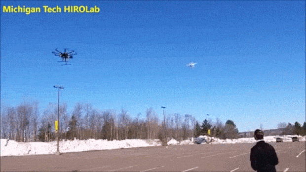 Criação da Universidade Tecnológica de Michigan, drone caçador lança rede para capturar drones invasores. (Foto: Reprodução/YouTube)