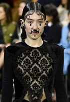 Grife Givenchy enche o rosto das modelos com piercings em desfile