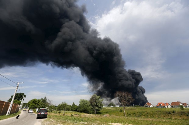 Fumaça é vista saindo de depósito de combustível em chamas na região de Kiev nesta terça-feira (9) (Foto: Valentyn Ogirenko/Reuters)