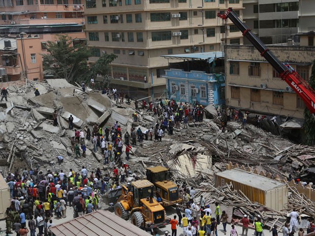 Edifício desaba na Tanzânia e deixa pelo menos 17 mortos (Foto: Emmanuel Herman/Reuters)