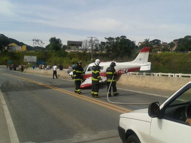 [Brasil] Avião de pequeno porte faz pouso forçado em rodovia em Mairiporã (SP) Bimotor