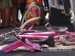 Bicicleta e cadeirinha ficam destruídas após atropelamento (Foto: Em Família/ TV Globo)