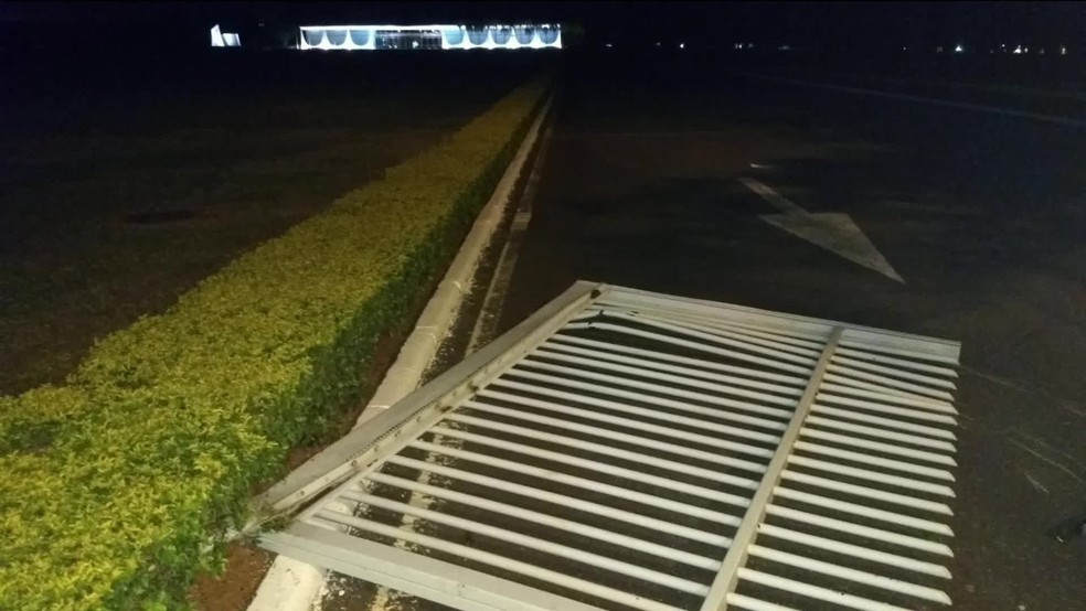 Tentativa de invasA?o ao PalA?cio da Alvorada (Foto: ReproduA�A?o / GloboNews)