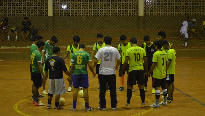 Jogadores em oração antes da partida (Foto: Edivaldo Souza)