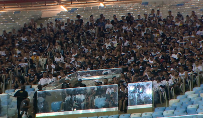Torcedores do Corinthians no Maracanã (Foto: Reprodução SporTV)