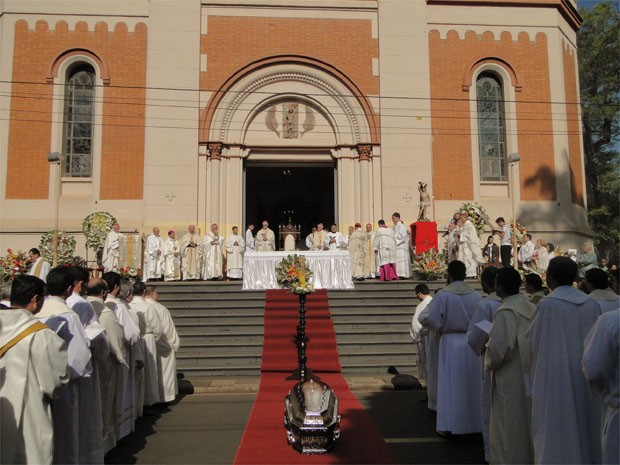 Missa de sepultamento do arcebispo Dom Joviano foi realizada em frente à Catedral de Ribeirão Preto (Foto: Adriano Oliveira/G1)