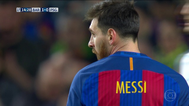 <p>
 Messi cobra a falta, a bola passa com perigo, mas vai para fora.</p>
