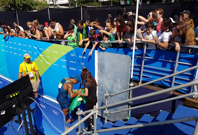 Isaquias Queiroz autografa bandeira do Brasil canoagem Lagoa  (Foto: Leonardo Filipo)