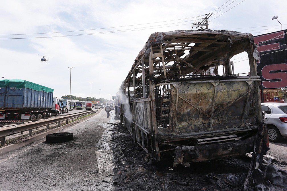 Ônibus são incendiados na rodovia Washington Luiz, em Duque de Caxias, no Rio de Janeiro (Foto: Cléber Júnior/Extra/Agência O Globo)