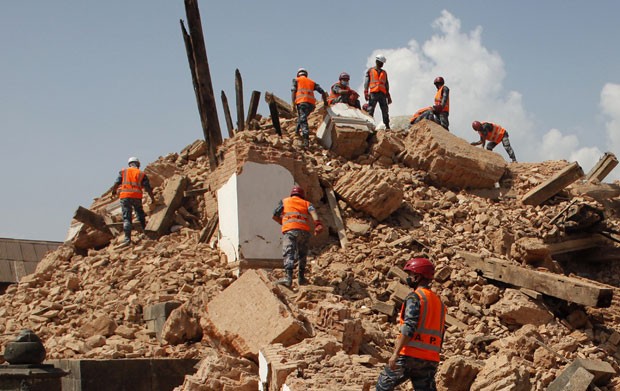 Soldados nepaleses reviram destroços de templo destruído por terremoto no Nepal em foto deste sábado (2) (Foto: Niranjan Shrestha/AP)