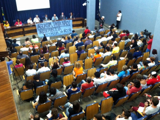 Dezenas de pessoas participam de audiência pública sobre a crise hídrica no Auditório Franco Montoro, na Alesp (Foto: Marcelo Mora/G1)