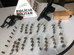 PM também apreendeu maconha e duas armas (Foto: Ana Cláudia Mendes/Inter TV)