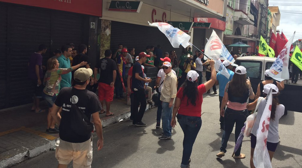 Ato reúne manifestantes no Centro; Parte das lojas fechou durante protesto em Fortaleza (Foto: Kléber Dias)