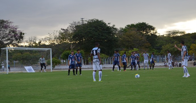 Botafogo-PB tenta o empate em lance de bola parada (Foto: Yordan Cavalcanti / GloboEsporte.com/PB) Botafogo-PB tenta o empate em lance de bola parada (Foto: Yordan Cavalcanti / GloboEsporte.com/PB)