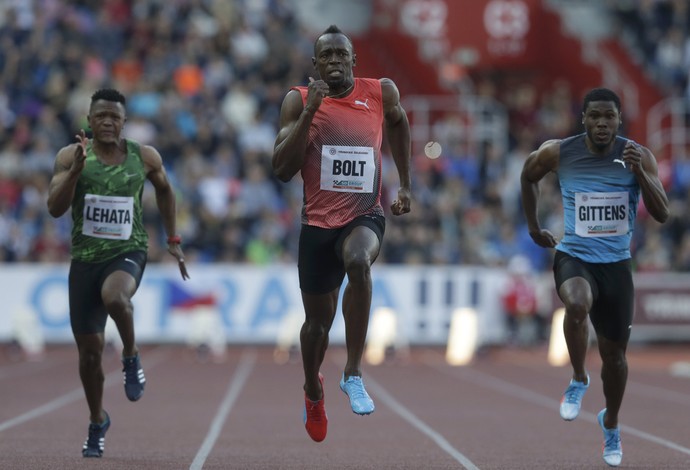 Usain Bolt fez o tempo de 9s98 na prova dos 100m em Ostrava (Foto: Reuters/David W Cerny)