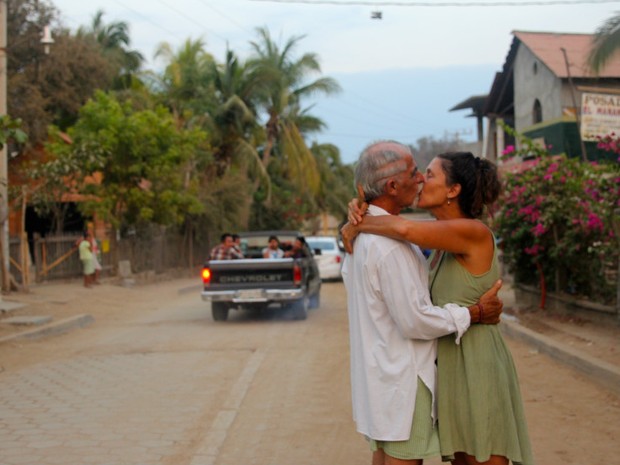 Beijo em uma rua de Oaxaca, México. Essas demonstrações de afeto não têm um efeito apenas sobre quem se beija, interpreta Lehmann, mas também sobre quem assiste (Foto: Ignacio Lehmann/BBC) Beijo em uma rua de Oaxaca, México. Essas demonstrações de afeto não têm um efeito apenas sobre quem se beija, interpreta Lehmann, mas também sobre quem assiste (Foto: Ignacio Lehmann/BBC)