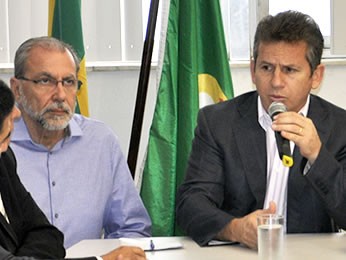 Mendes e secretário da Saúde, Kamil Fares, anunciaram nova unidade à imprensa (Foto: Vinícius Lemos/G1)