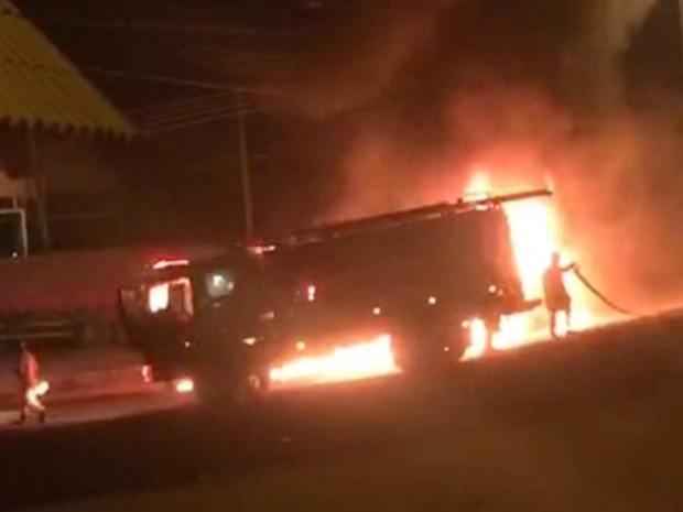 Um ônibus também foi incendiado na BR-364  (Foto: Reprodução)