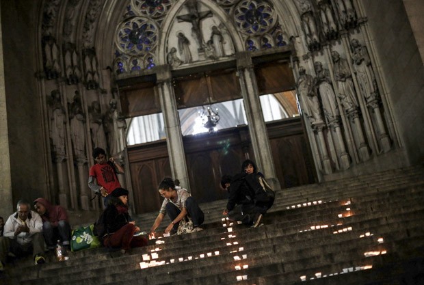 Grupo coloca velas formando o número 43 em referência aos estudantes mexicanos desaparecidos de Ayotzinapaga durante ato no centro de São Paulo (Foto: Nacho Doce/Reuters)