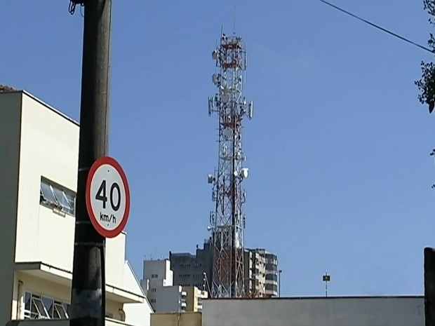 Projeto quer reduzir distância mínima entre antenas e casas (Foto: Reprodução/ TV TEM)