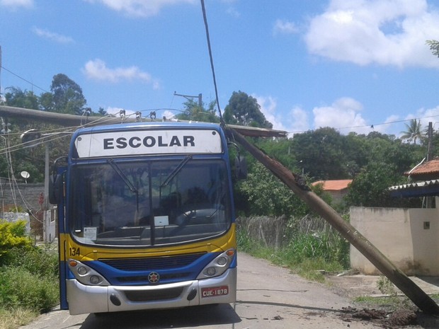 Ônibus escolar foi atingido por poste em Caçapava (Foto: Vanguarda Repórter/Caroline Ferreira)