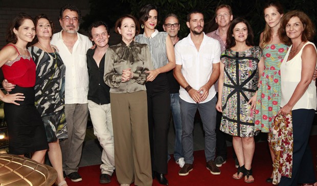 Os diretores Jorge Furtado e Ana Luiza Azevedo posam entre o elenco (Foto: Ellen Soares/TV Globo)