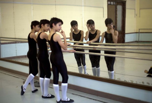 Trigêmeos são alunos de Escola Nacional de Balé de Havana, em Cuba (Foto: Ramon Espinosa/AP)