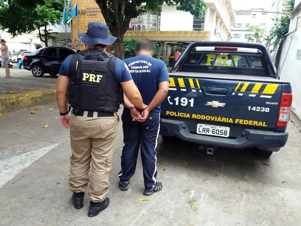 Motorista foi flagrado com maconha durante o transporte de passageiros em Campos, RJ (Foto: Divulgação/ ASCOM Polícia Rodoviária Federal)