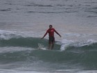 Humberto Martins aproveita folga de novela para surfar no Rio
