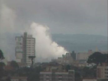 Incêndio atinge fábrica de produtos químicos em Ponta Grossa, no Paraná (Foto: Reprodução/RPC TV)