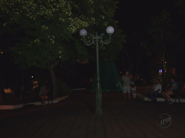 Praça está escura há um mês em Bom Sucesso (Foto: Reprodução EPTV) Praça está escura há um mês em Bom Sucesso (Foto: Reprodução EPTV)