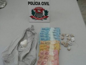 Foram apreendidas pedras de crack, pedra bruta de cocaína e dinheiro. (Foto: Polícia Civil/Divulgação)